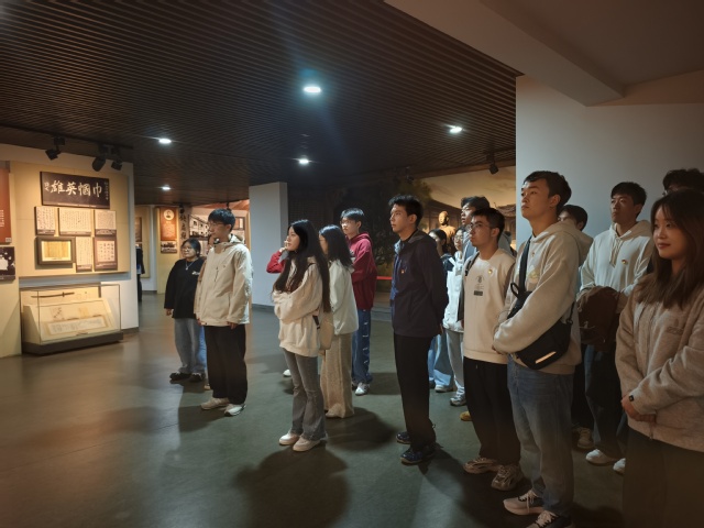 参观纪念馆.jpg